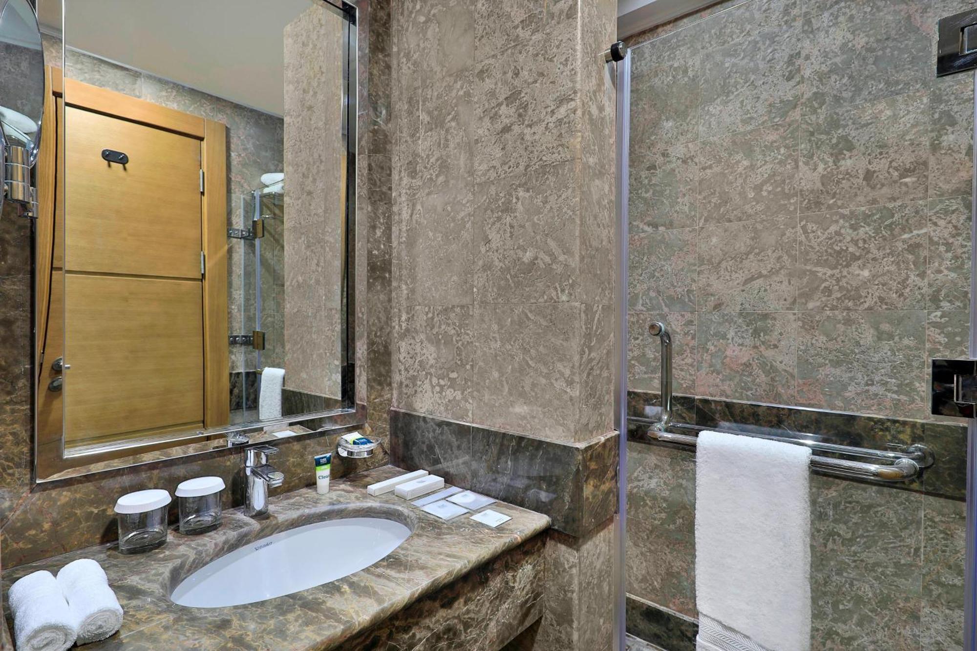 Four Points By Sheraton Makkah Al Naseem Mekka Exteriör bild Bathroom